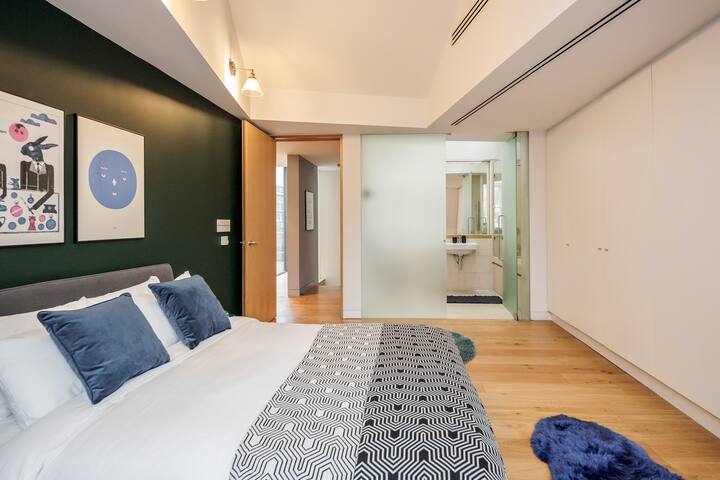 Kula Holborn – Premium Two Bed, private balcony gallery image 3