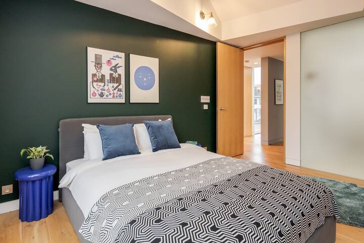 Kula Holborn – Premium Two Bed, private balcony gallery image 5