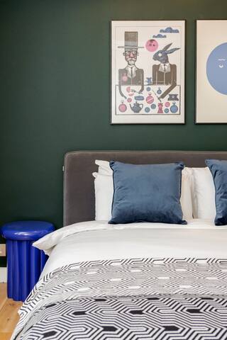 Kula Holborn – Premium Two Bed, private balcony gallery image 4