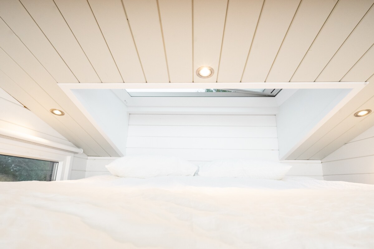 Საძილე ლოფტი ლამაზი საწოლით