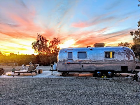 Adorable One Bedroom 1971 Vintage Airstream.