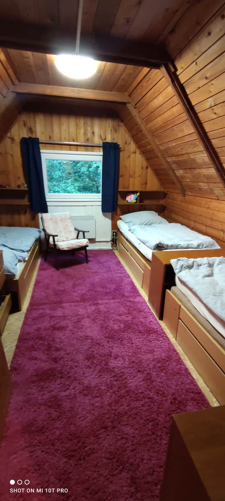 Dhoma gjumi më të mëdha, 3 krevate tekë.