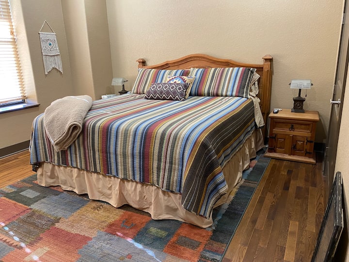 למיטת הקינג סייז הנוחה הזו יש בסיס מתכוונן. טלוויזיה חכמה 55אינץ 'בחדר עמוסה באפליקציות רבות, כולל YouTubeTV.