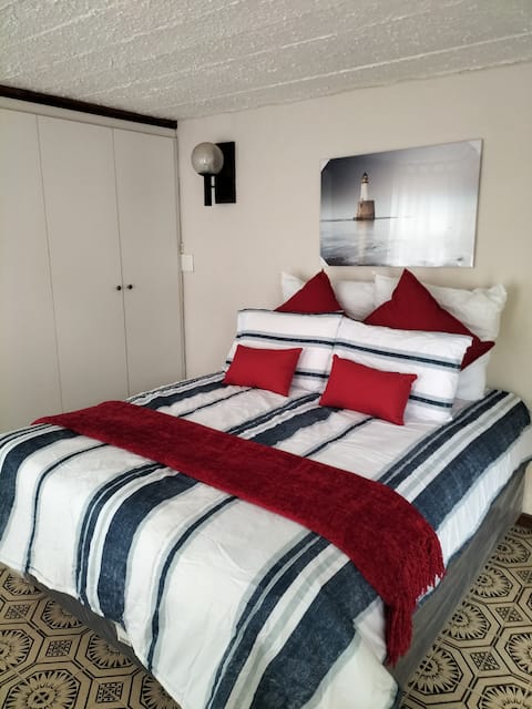 Spacious self catering flat in Berea East London