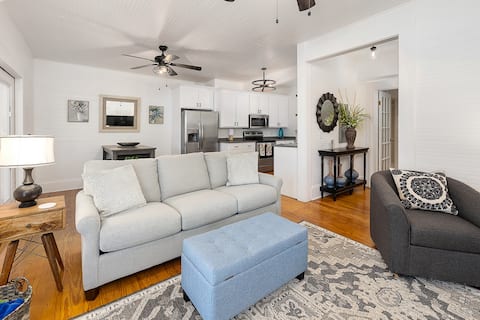 Successful Airbnb property: Screened Porch-One block to beach-Walk to village! in St. Simons