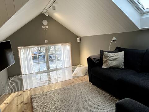 Top performing Airbnb: Lakeside farmhouse on a unique island near Stockholm in Norra Innerstaden