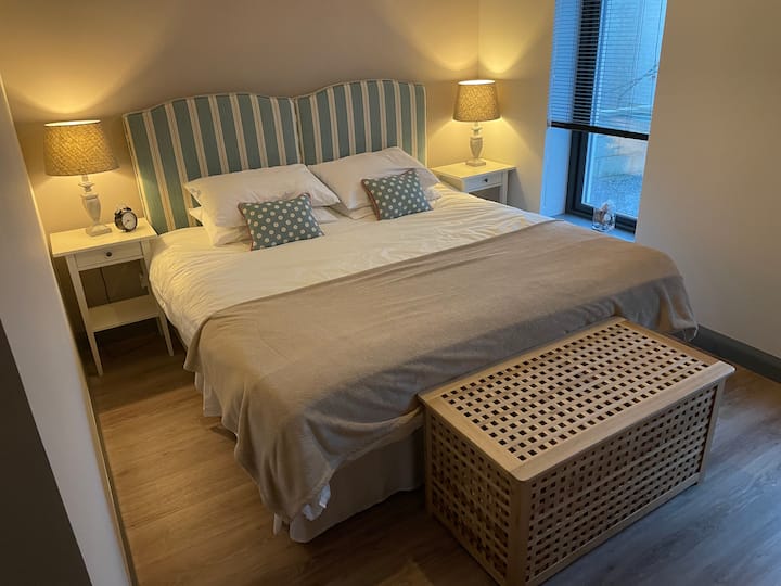 The main bedroom can be arranged so that there are two single beds of one super king size bed.