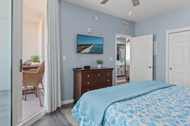 Extra large Guest Room with King Bed