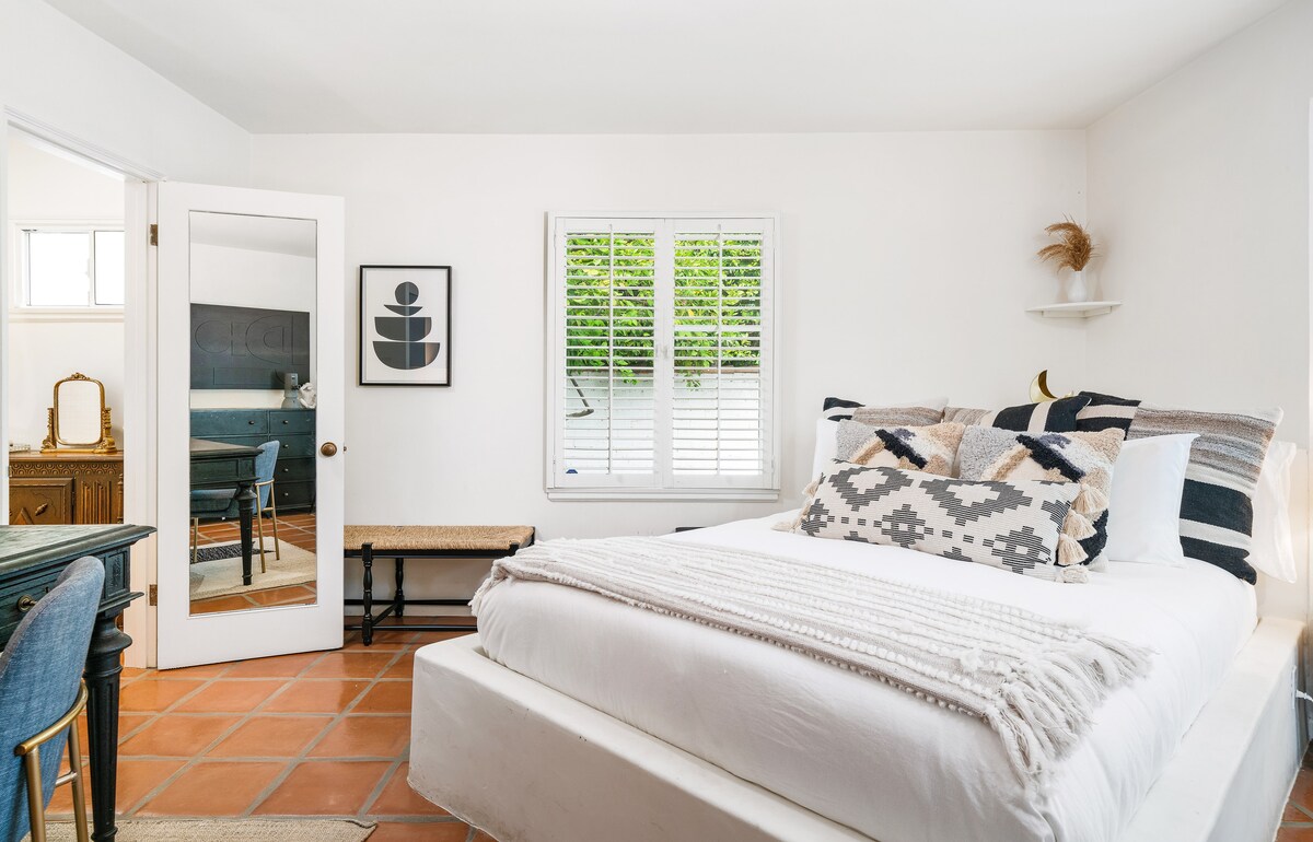 Втора спалня с голямо вградено двойно легло, прозорци с изглед към страничния двор и от самостоятелен двор. През вратата има килер и баня с душ