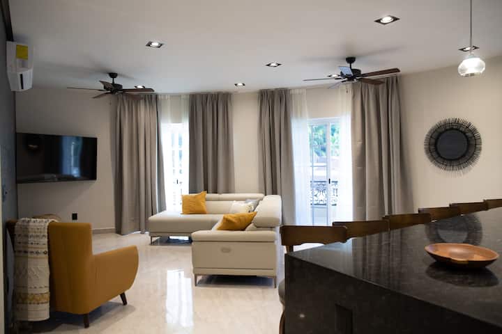 ห้องนั่งเล่นพร้อมโซฟาปรับนอน