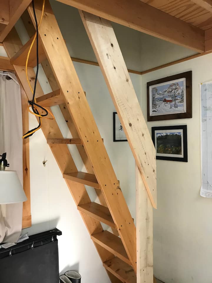 Nagdagdag na ngayon ng railing sa mga baitang
Napakatarik