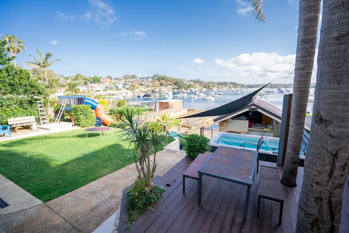 Waterfront 7x Bedroom Apartment w/Jacuzzi