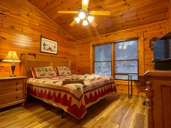 – Teplá spálňa s drevenými panelmi a pohodlnou posteľou veľkosti King – Pokojné útočisko s útulnou prikrývkou a mäkkým svetlom – Ideálne miesto na pokojné noci po objavovaní Gatlinburgu  