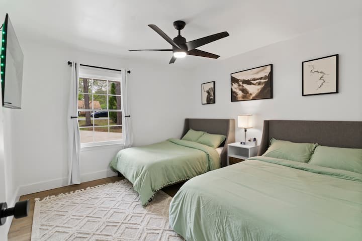 Заедничката двокреветна соба има два кадифени кревета со целосна големина.