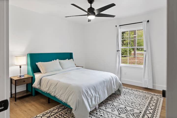 Втората спална соба има удобен брачен кревет (широк 150-179 см).