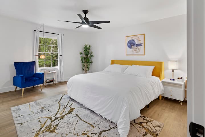 Главната спална соба има чиста, удобна постелнина и стилски ентериер.