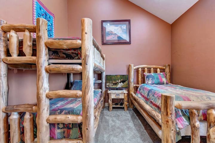 Dhoma e tretë e gjumit me krevate dopio dhe një krevat dopio (dhoma gjumi 3)