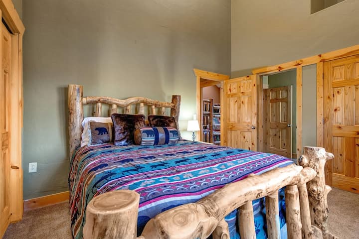 Dhoma e dytë e gjumit me krevat dopio "Queen" dhe banjë "Jack & Jill" 