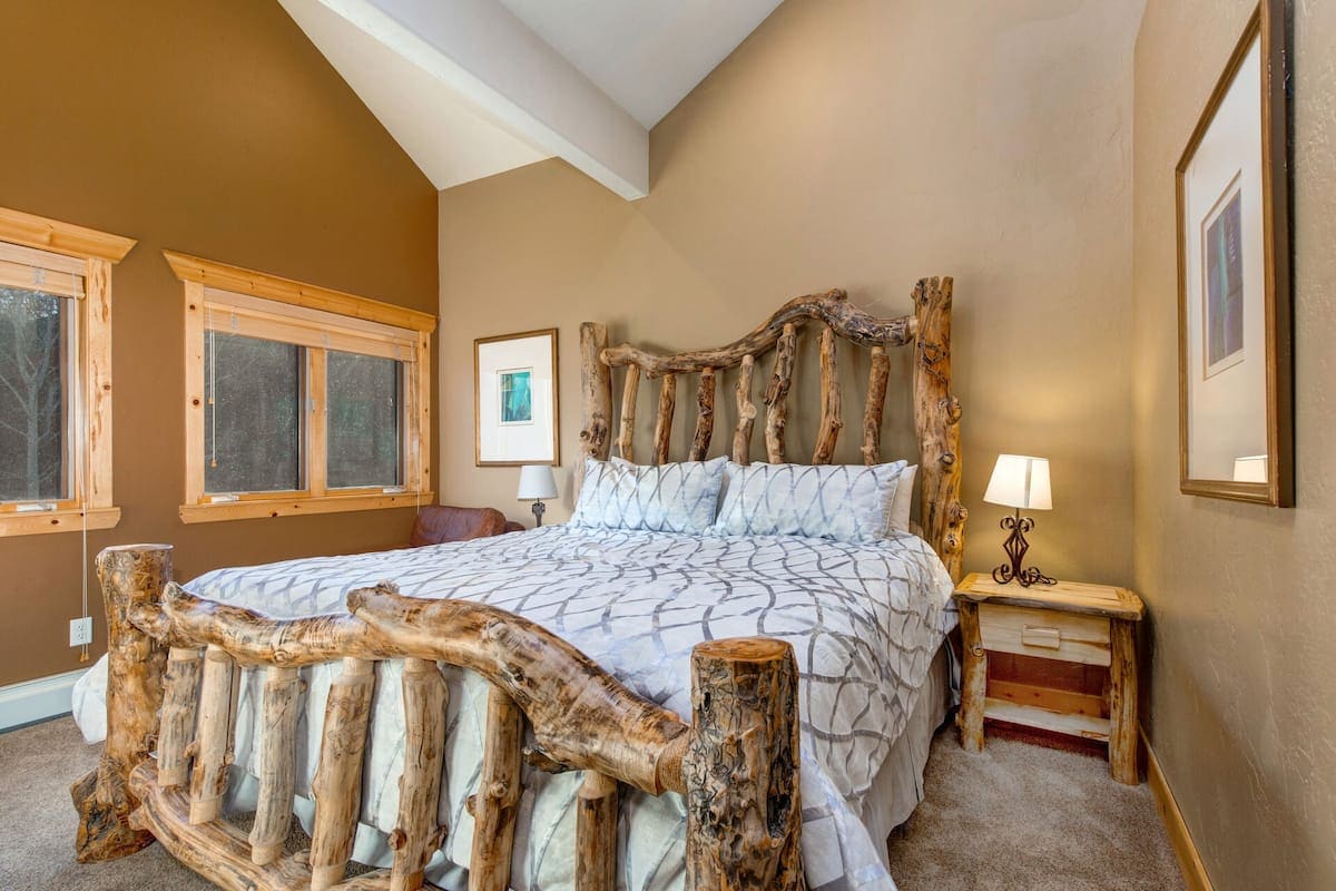 Glavna spavaća soba s TV-om i vlastitom kupaonicom