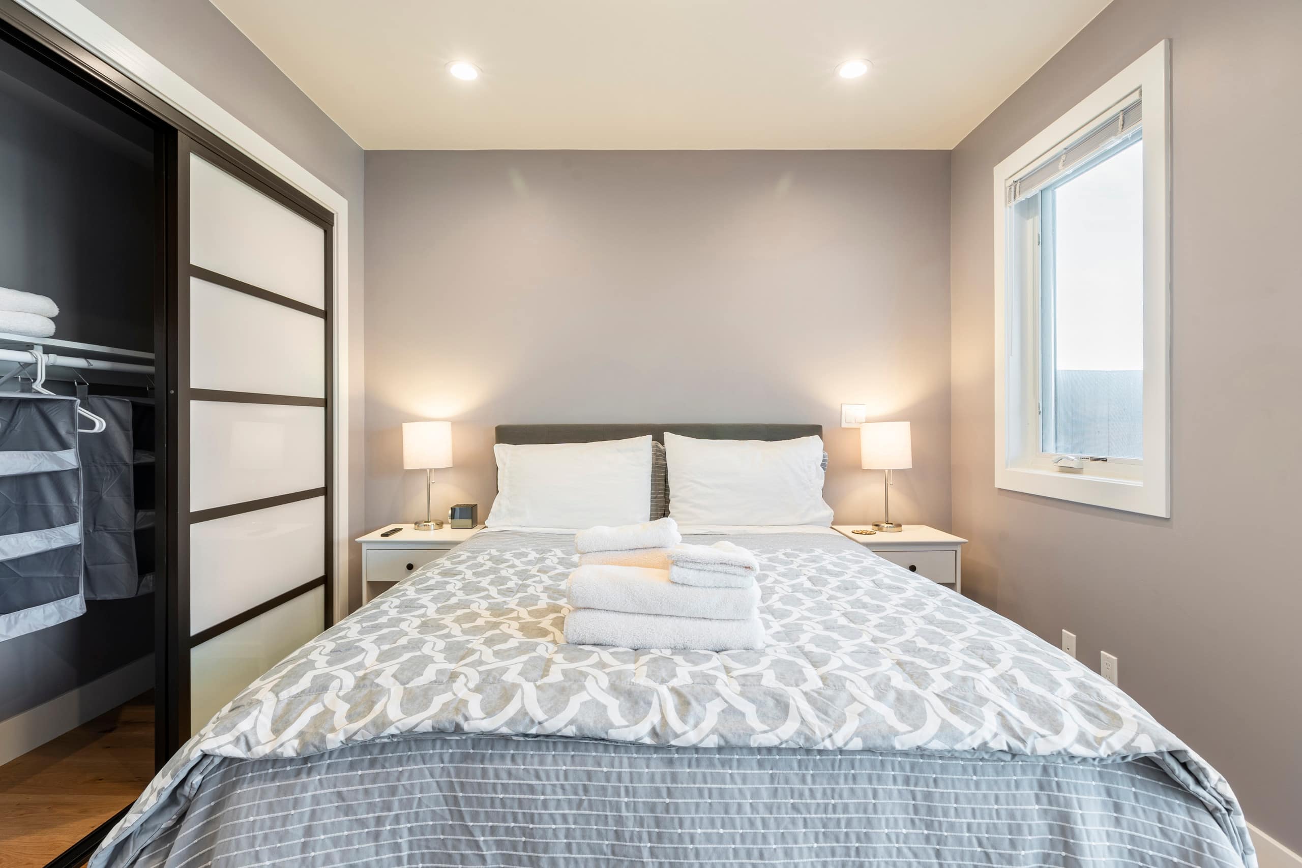 2 Queen 2 Full Bath Kitchenette Living Rm Parking - Image 16