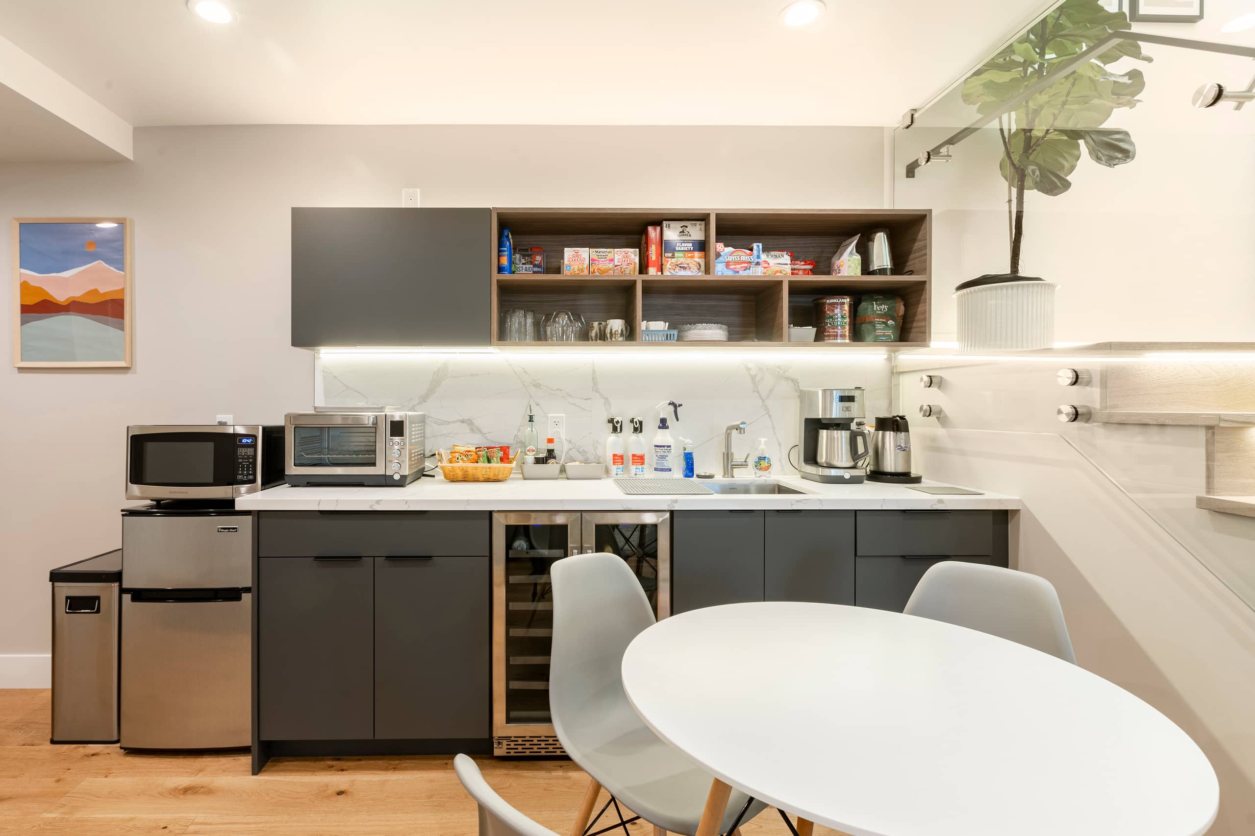 2 Queen 2 Full Bath Kitchenette Living Rm Parking - Image 13