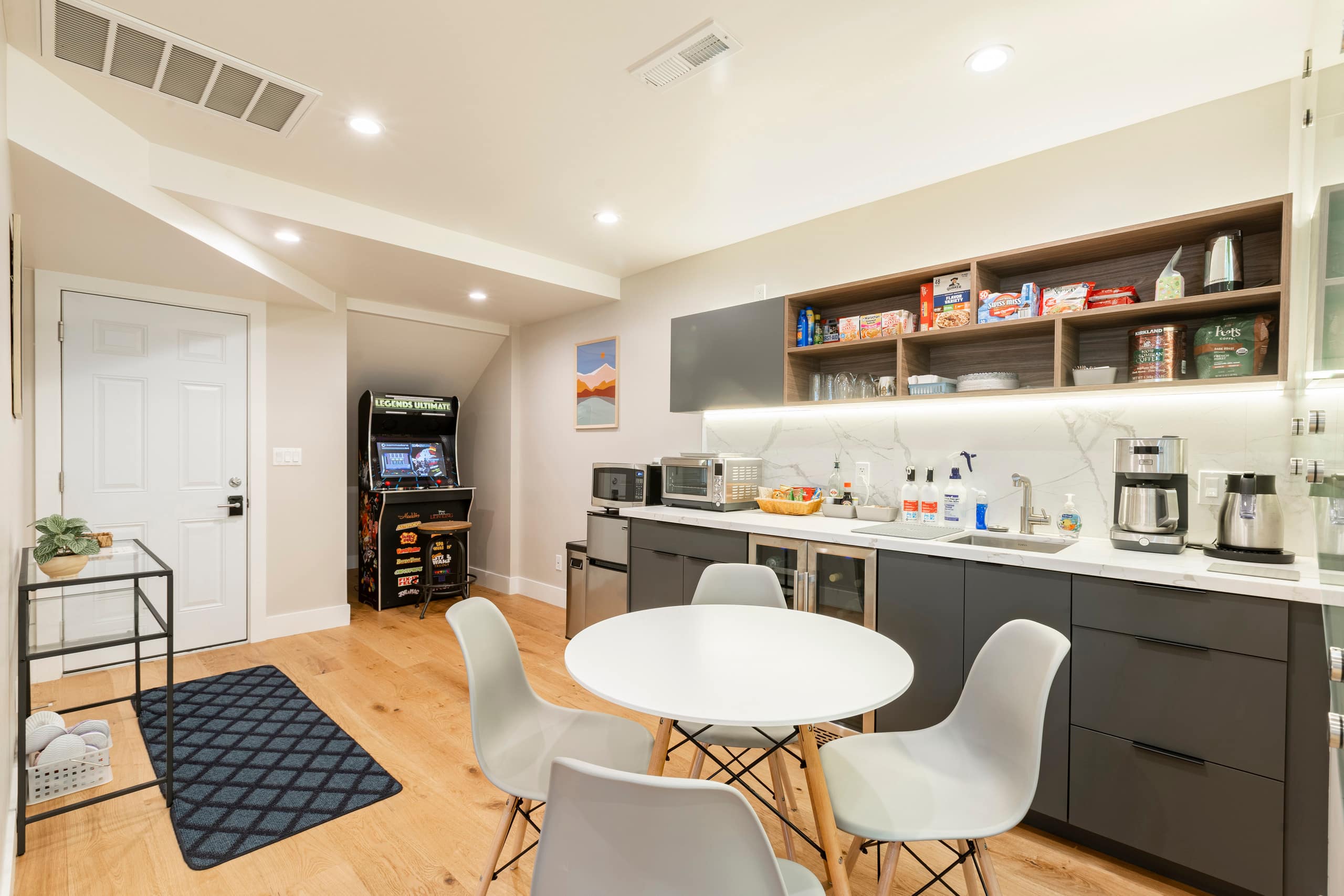 2 Queen 2 Full Bath Kitchenette Living Rm Parking - Image 14