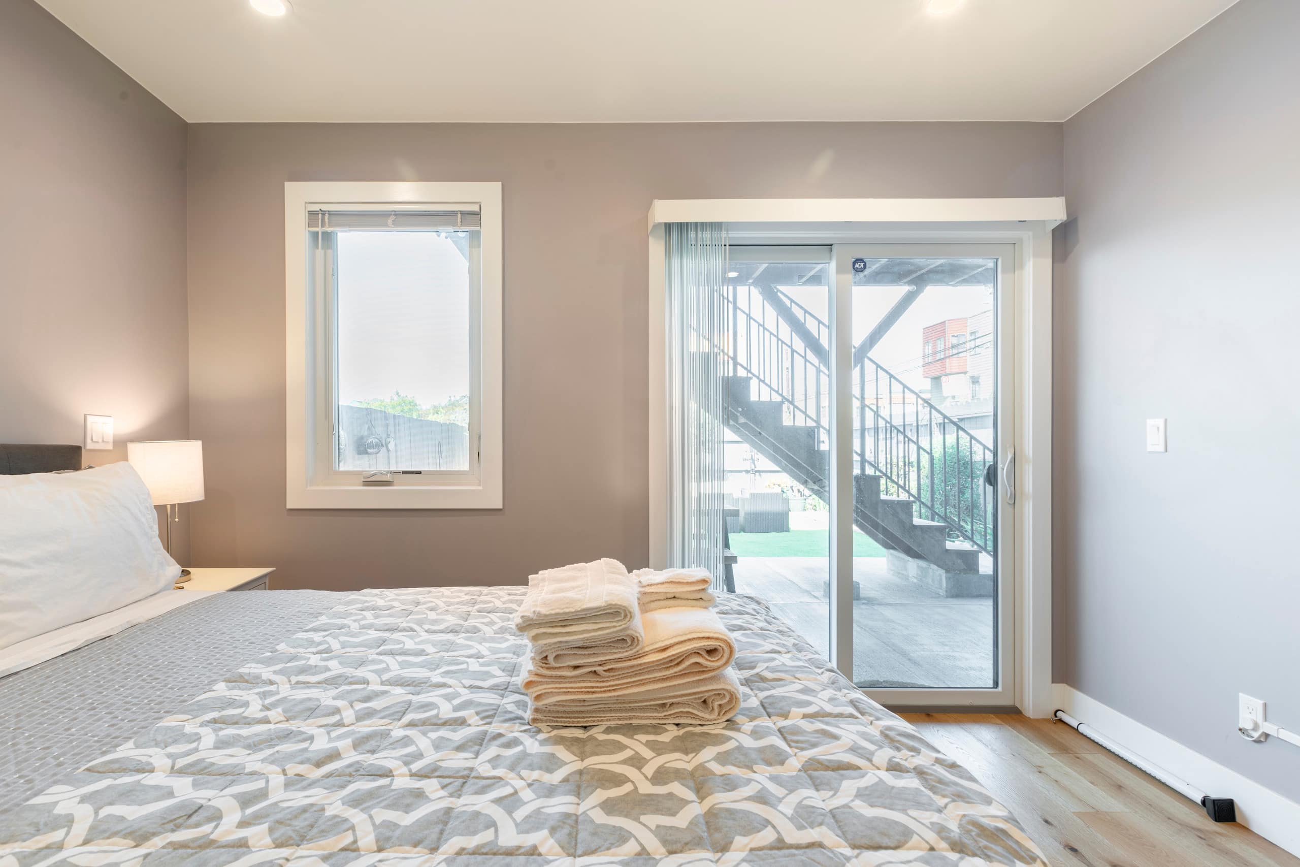 2 Queen 2 Full Bath Kitchenette Living Rm Parking - Image 34