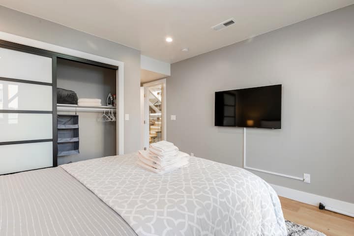 Брачна спална соба бр. 1, со сопствена бања. Постелнина од 100% памук и памучни крпи за бањање.  Алармен часовник, сосема нов цврст душек.  50-инчен Samsung LED телевизор, со Netflix, Amazon Prime, Max, Disney+, Hulu.  Стаклена лизгачка врата со директен пристап до дворот.