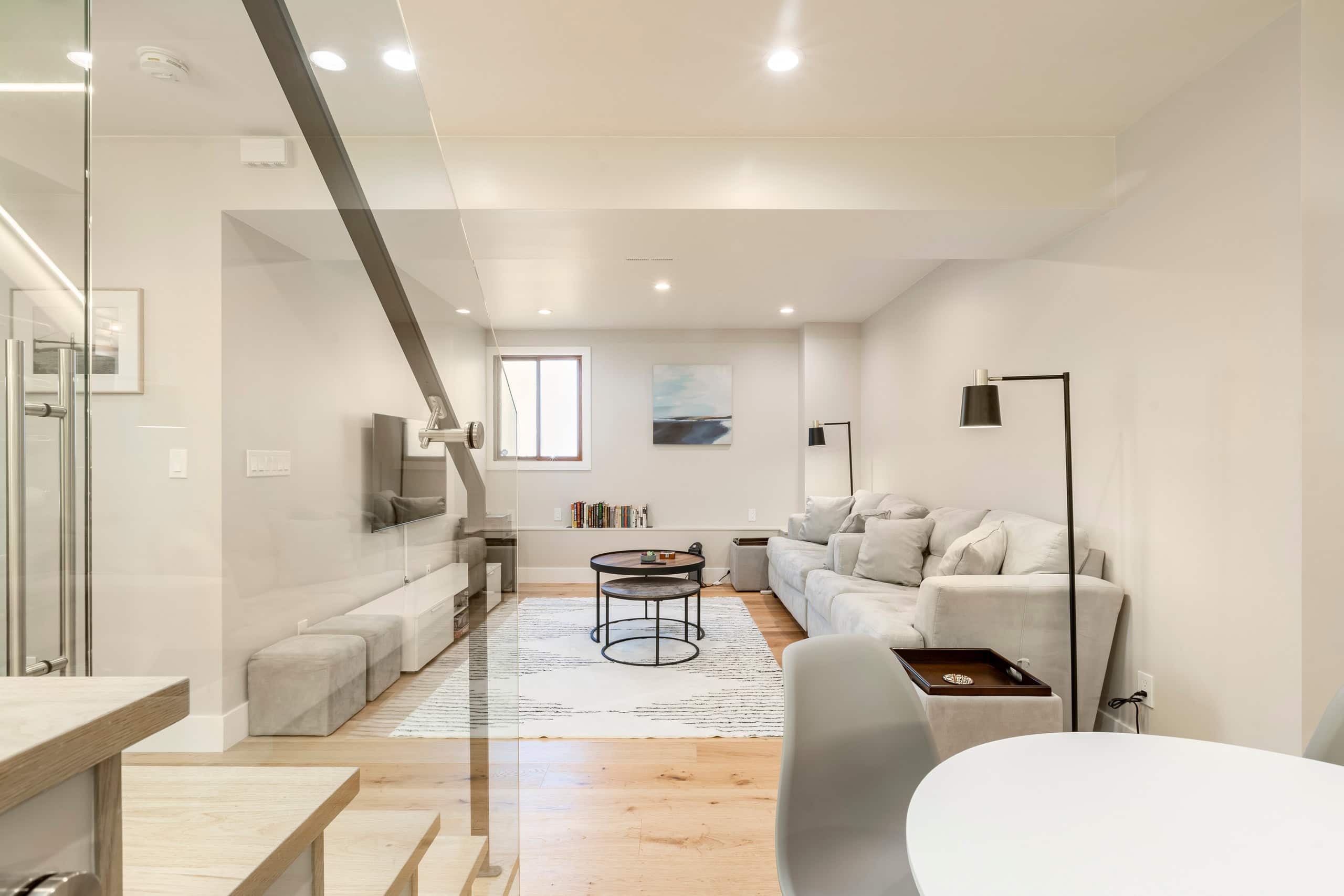 2 Queen 2 Full Bath Kitchenette Living Rm Parking - Image 8