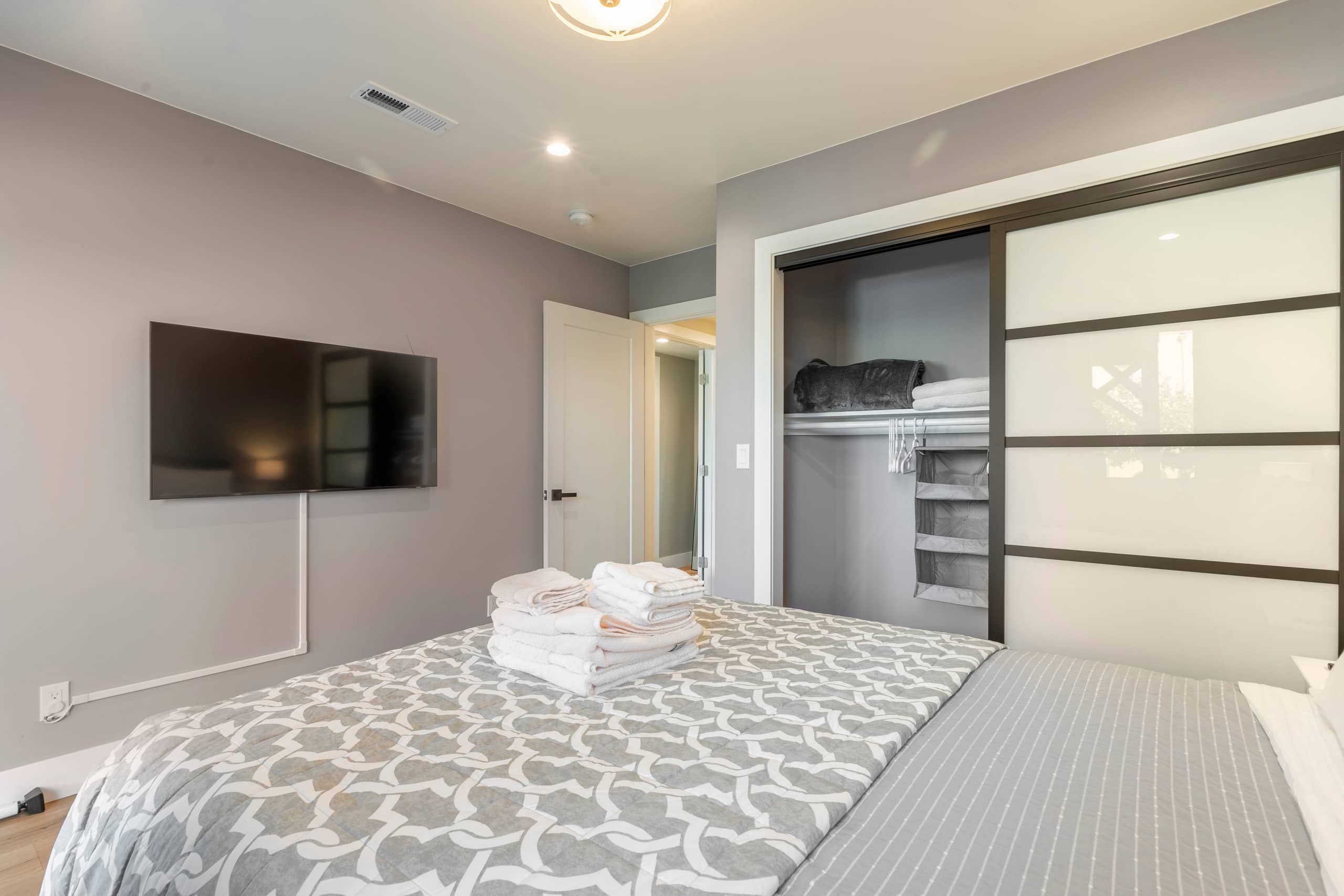2 Queen 2 Full Bath Kitchenette Living Rm Parking - Image 17