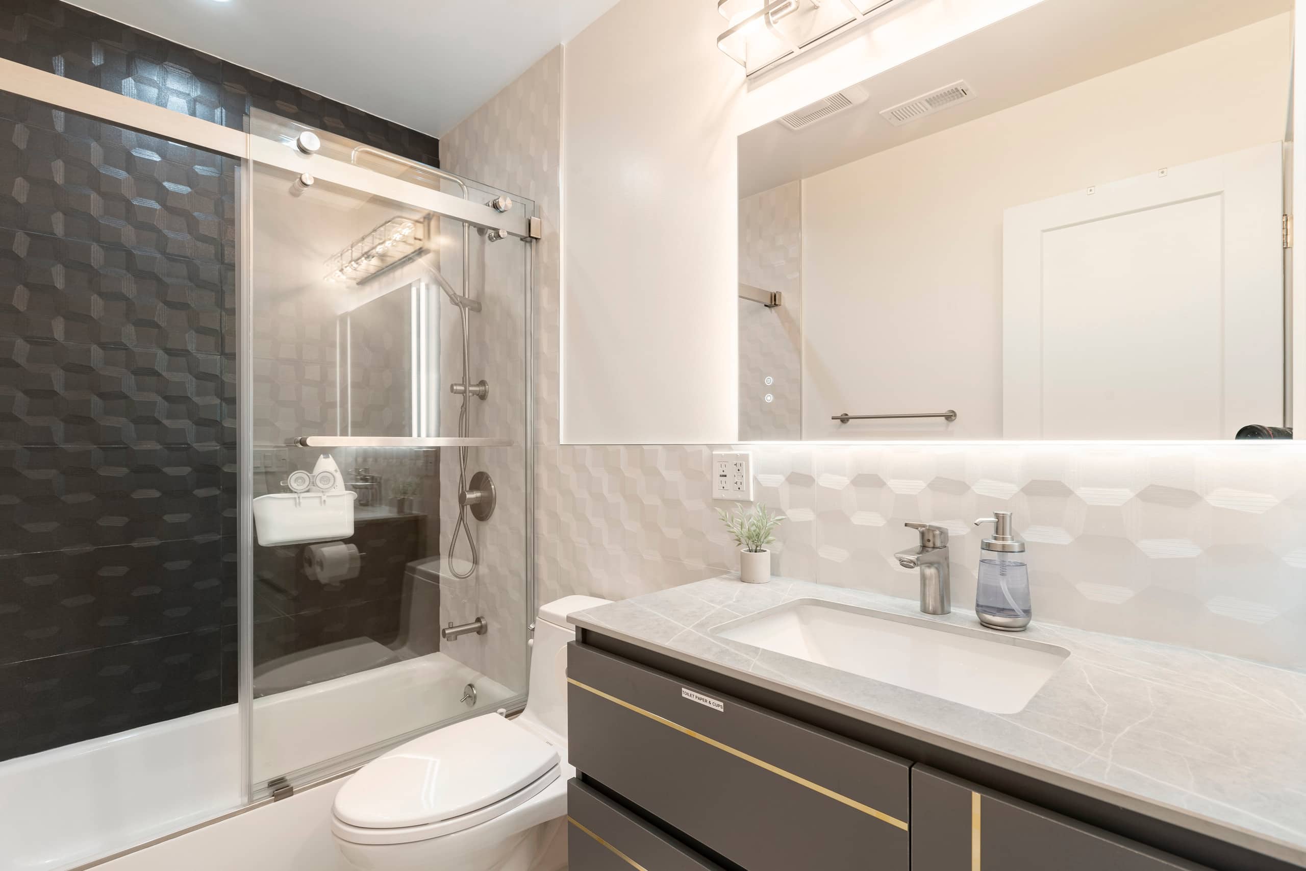 2 Queen 2 Full Bath Kitchenette Living Rm Parking - Image 22