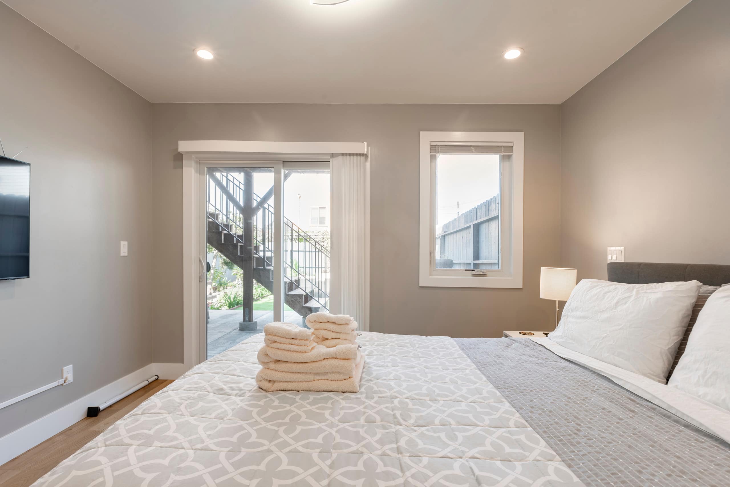 2 Queen 2 Full Bath Kitchenette Living Rm Parking - Image 18