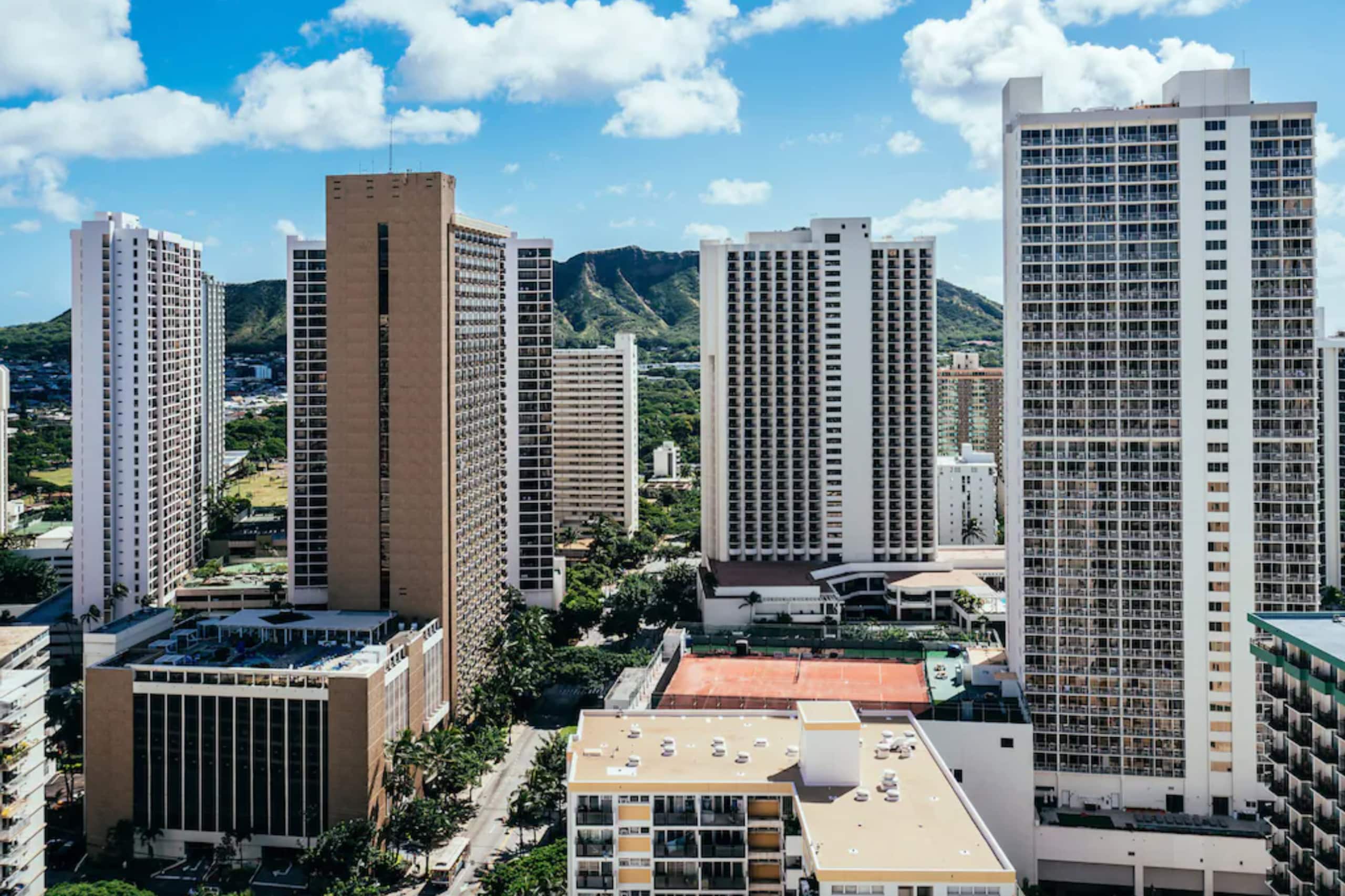 Condo in Honolulu · ★4.94 · 1 bedroom · 2 beds · 1 private bath - Image 7