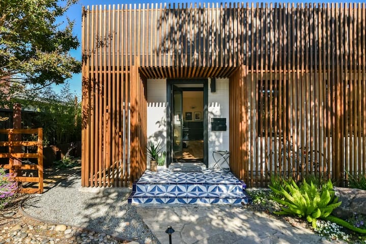 SFH in a quiet neighborhood next to shopping gallery image 5