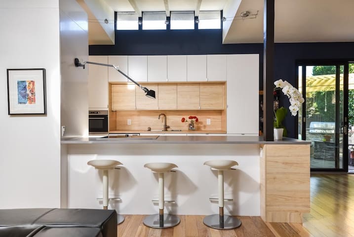 SFH in a quiet neighborhood next to shopping gallery image 2