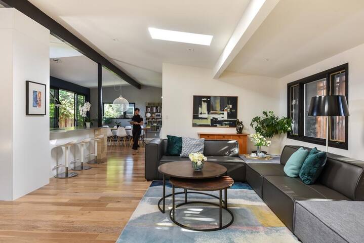 SFH in a quiet neighborhood next to shopping