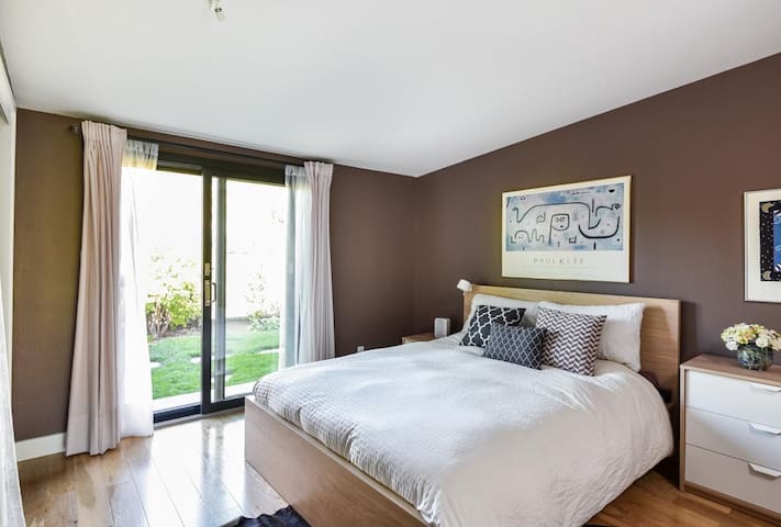 SFH in a quiet neighborhood next to shopping gallery image 4