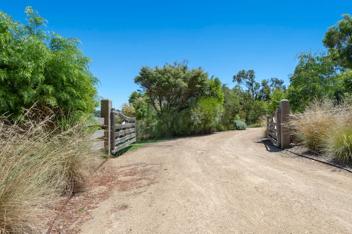 Designer Guest House-RedHill South