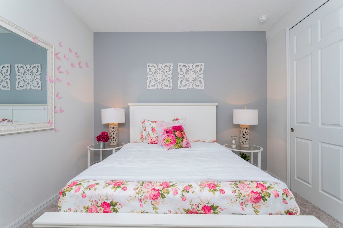 Suite 3 (segundo piso) - Cama tamaño queen con baño de doble furgoneta "jack-and-jill" adjunto con ducha a ras del suelo. El dormitorio tiene un televisor LED montado en la pared.