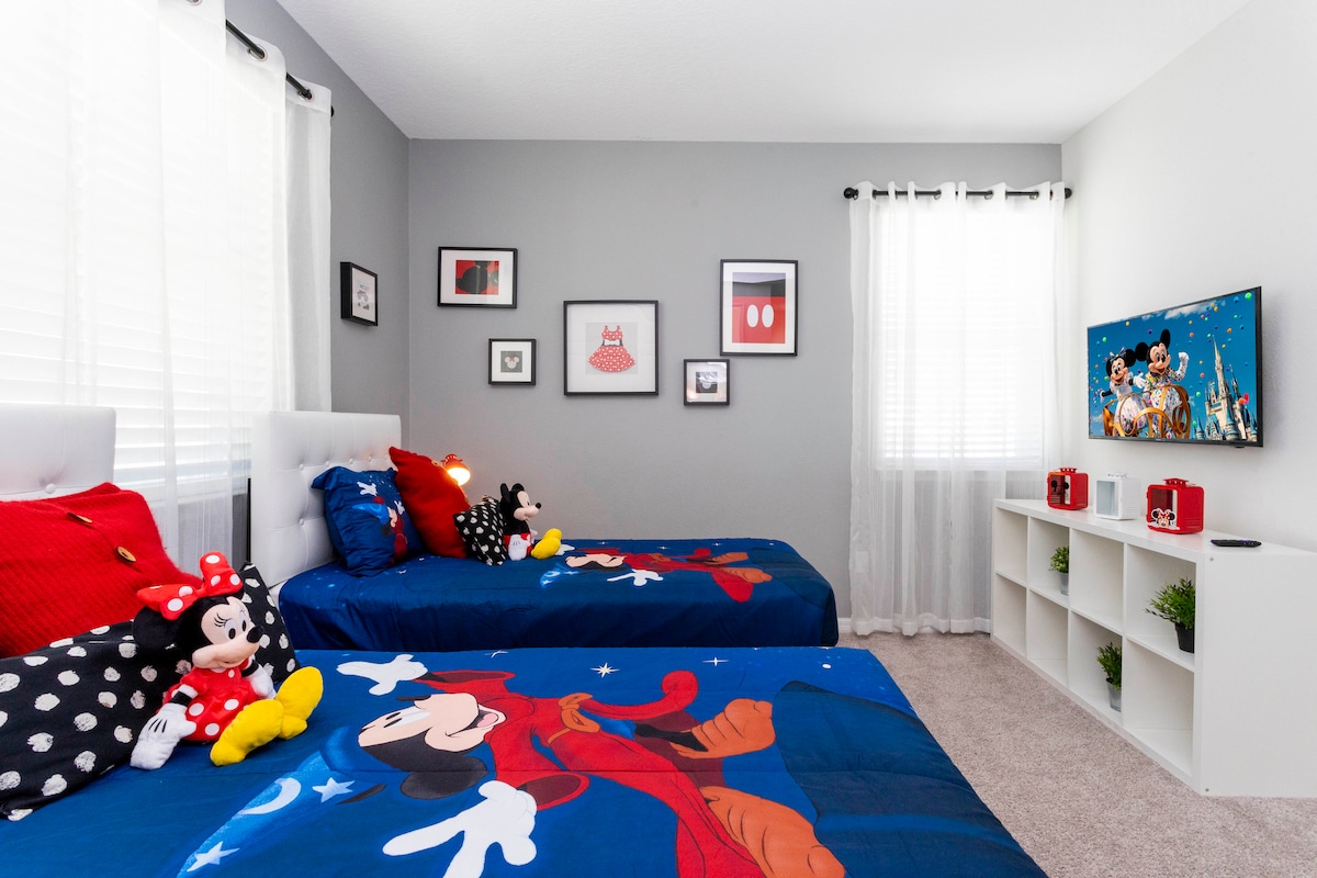 Habitación para niños temática de Mickey Mouse (dormitorio 4) con TV montada en la pared perfecta para niños o niñas.  El dormitorio se conecta directamente con un baño "jack-and-jill".
