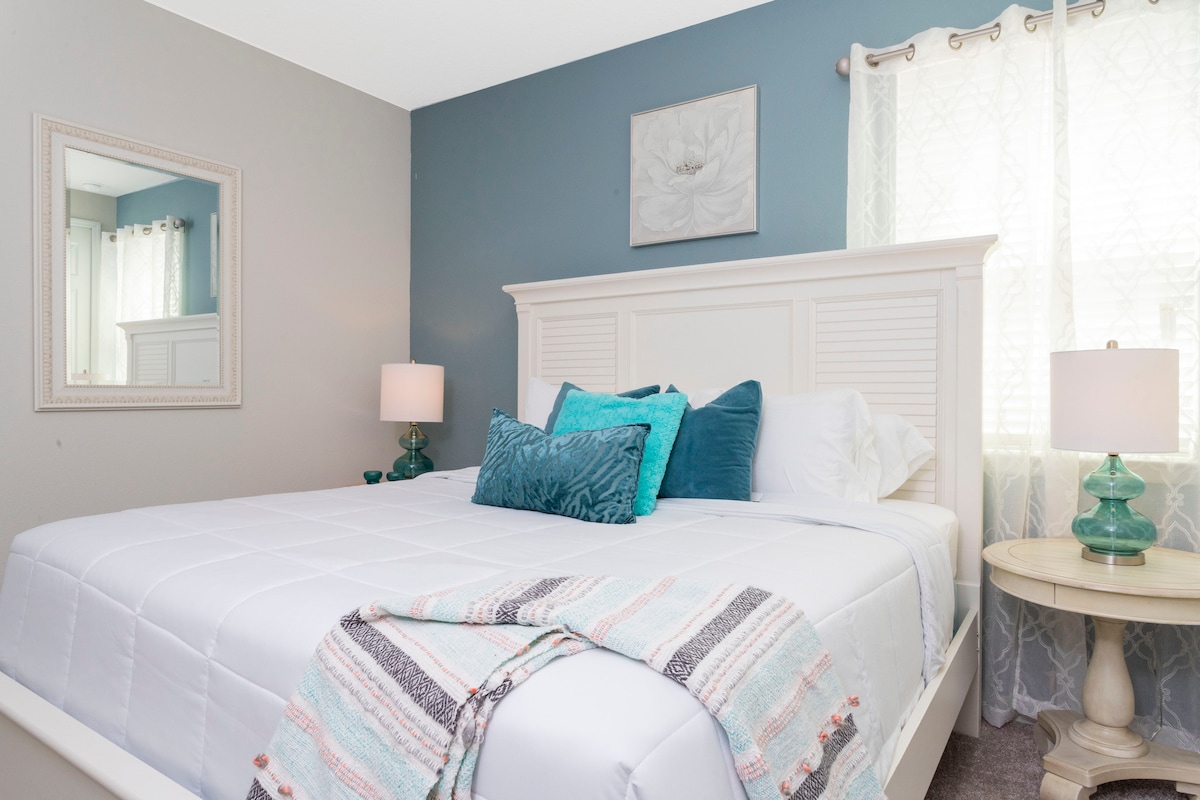 Dormitorio 7 (segundo piso): cama tamaño king con baño compartido de doble furgoneta "jack-and-jill" con ducha a ras del suelo. El dormitorio tiene un televisor LED montado en la pared.