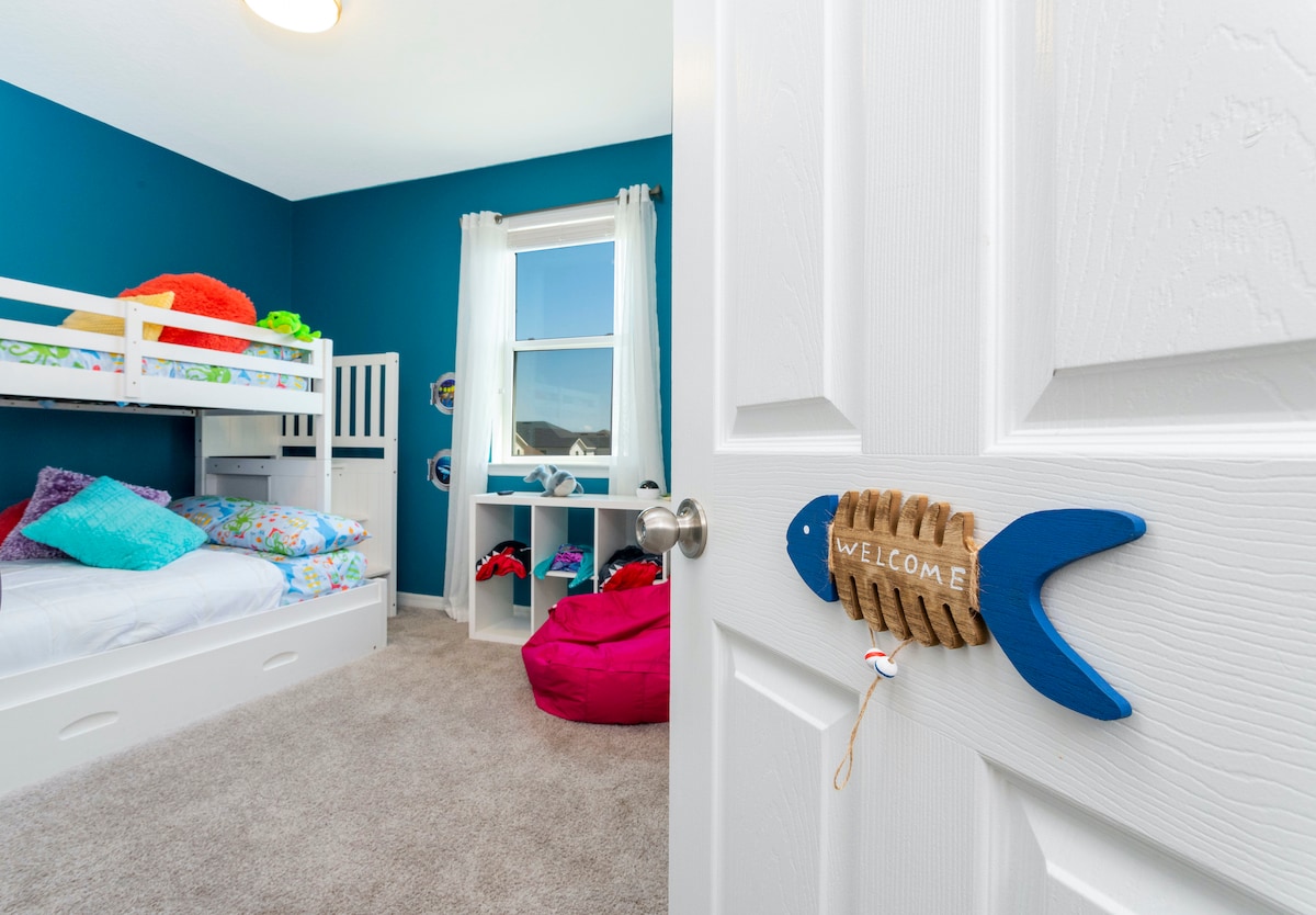 Habitación para niños temática junto al mar (dormitorio 9 en la segunda planta) con TV montada en la pared. El nido adicional se retira para hacer una tercera cama.