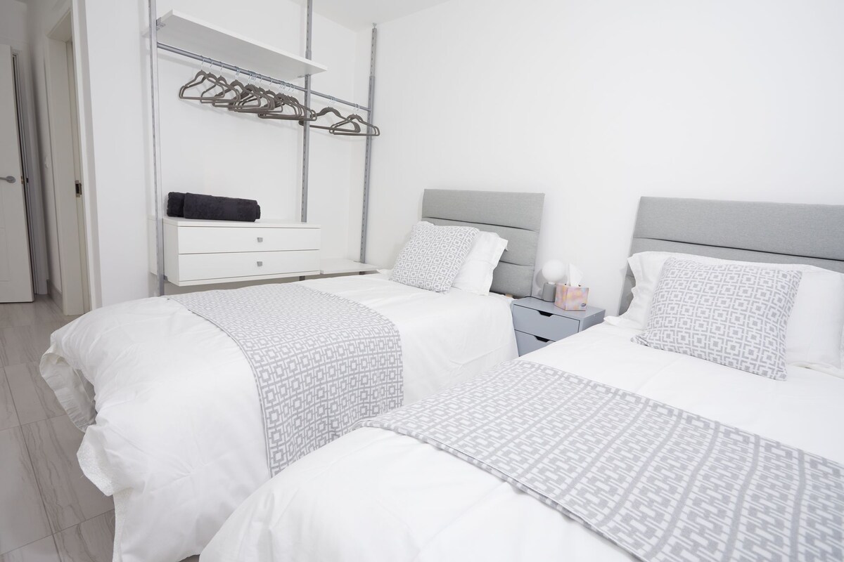 Двокреветна спална соба на приземје.  Може да се користи како супер брачен кревет.  