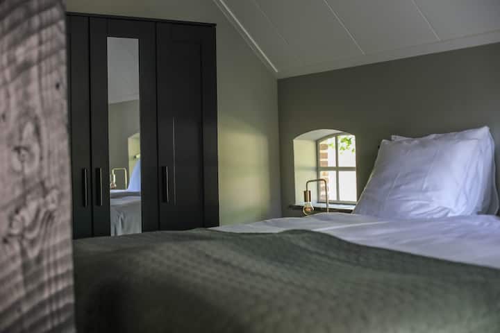 Спална соба со брачен кревет и гардеробер за гардероба. Сите спални соби имаат двојни кревети и гардероба.