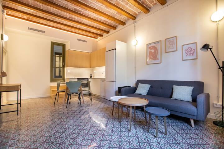 B&F Roger De Lluria managed Airbnb listing 1