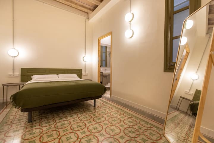 ห้องนอน 2 พร้อมเตียงคู่ห้องน้ำส่วนตัวและหน้าต่างลานด้านใน