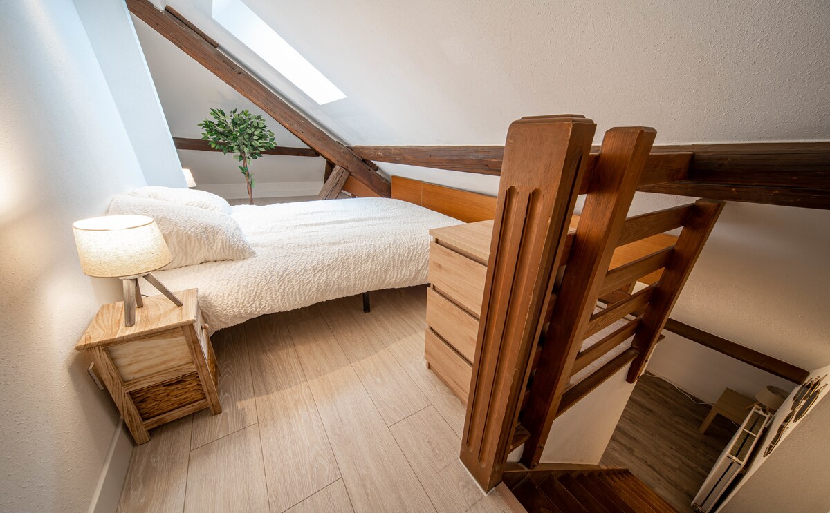 Moderna soba s bračnim krevetom u umirujućoj i ugodnoj atmosferi