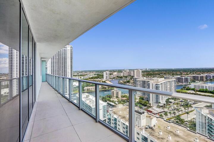 Mansion In The Sky – Wall to Wall Oceanfront! gallery image 5