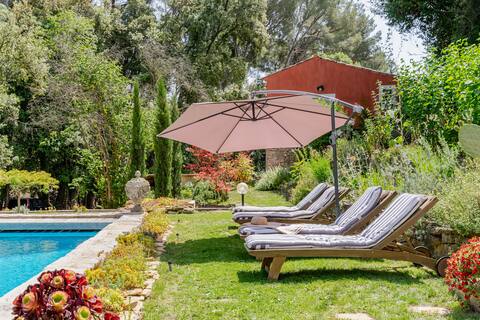 Bastide and outbuildings 5 km from the beach