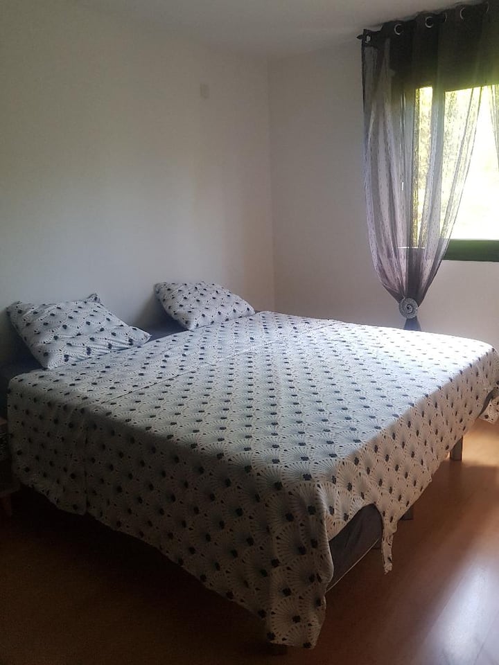 Спална соба 1 со 1 кревет во 180 која може да стане 2 единечни кревета.